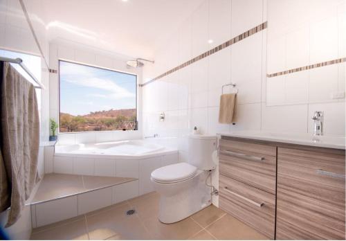 ein Badezimmer mit einem WC, einer Badewanne und einem Waschbecken in der Unterkunft Broken Hill Outback Resort in Broken Hill