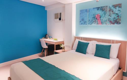 長灘島的住宿－帕緹歐太平洋度假村，一间卧室配有一张床和一张书桌