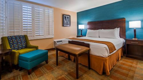 インディオにあるベスト ウエスタン デイト ツリー ホテルのベッドと椅子付きのホテルルーム