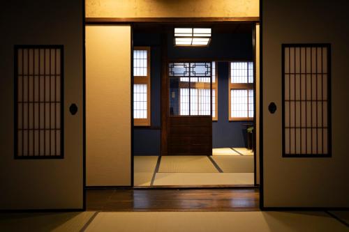 una porta aperta in una stanza con porta di Kanazawa Machiya Kenroku a Kanazawa