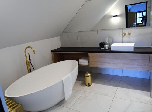 Westmeerbeek的住宿－Ask Lily，浴室配有白色浴缸和水槽