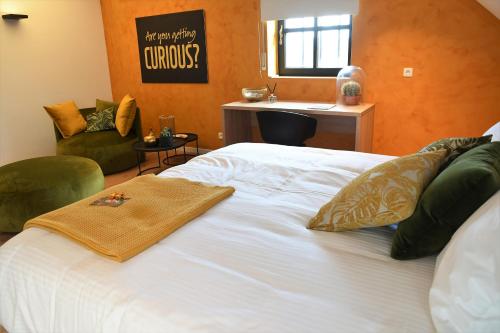 Una cama o camas en una habitación de Ask Lily