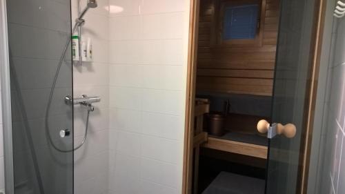 uma casa de banho com um chuveiro e uma porta de vidro em Uusi kaksio satamassa, ilmainen parkkihalli em Kuopio