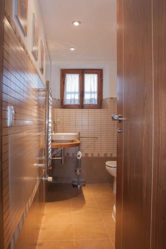 a bathroom with a sink and a toilet at la casita del valle in Valdeavellano de Tera
