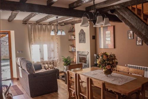 ein Wohnzimmer mit Tisch und Couch in der Unterkunft la casita del valle in Valdeavellano de Tera