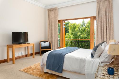 1 dormitorio con cama y ventana grande en Thomson's Accommodation, en Ciudad del Cabo