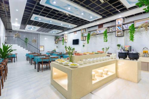 a restaurant with tables and chairs and a buffet at Yiwu Yuejia Business Hotel in Yiwu
