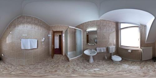 A bathroom at Hotel Melody