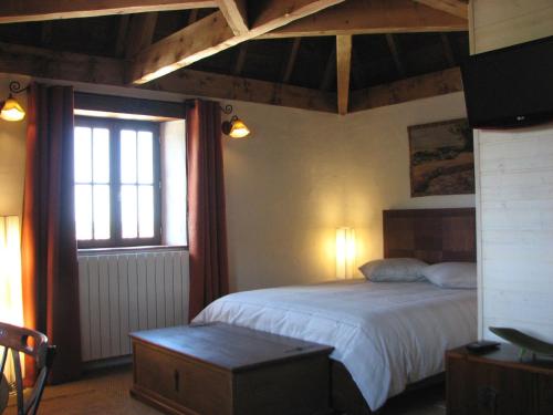 Tempat tidur dalam kamar di Chambres d'Hôtes de Charme du Château de Missandre