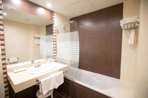 Phòng tắm tại Hotel Arcco Ubeda