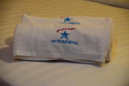 セパンにあるSky Star Hotel KLIA/KLIA2のベッドの上に私たちの旗を掲げたタオル