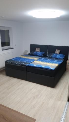 un letto in una camera con un piumone blu di Ferienwohnung Sandra Hockenheim a Hockenheim