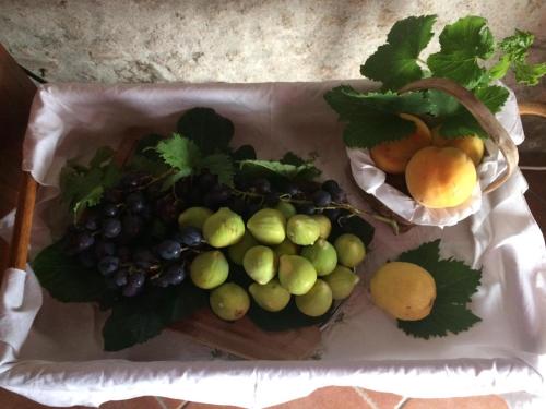 San SosteneにあるIl pino marittimoの果物の束がテーブルの上に座っている