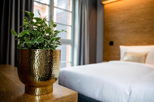 Postel nebo postele na pokoji v ubytování GINN Hotel Hamburg Elbspeicher