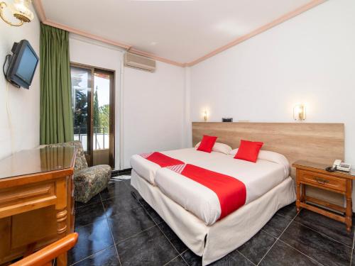 1 dormitorio con 1 cama grande y TV en Hotel El Prado by Vivere Stays, en Carrascosa del Campo