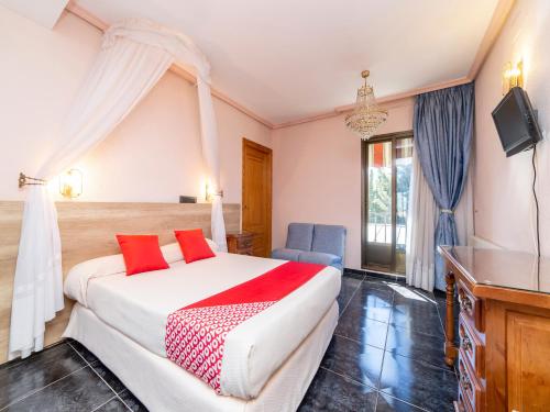 Habitación de hotel con cama y TV en Hotel El Prado by Vivere Stays, en Carrascosa del Campo