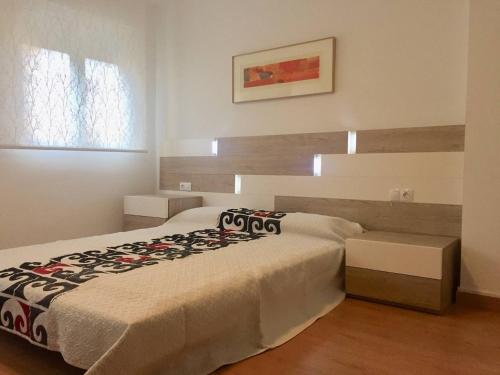 1 dormitorio con 1 cama grande en una habitación en Apartamento en Universidad y cerca de la playa, en Valencia