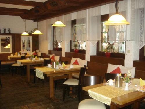 Un restaurante o sitio para comer en Hotel Geissler