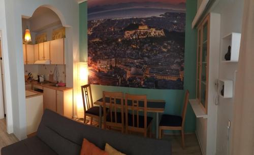 una sala de estar con una mesa y una pintura en la pared en Flat31 en Athens
