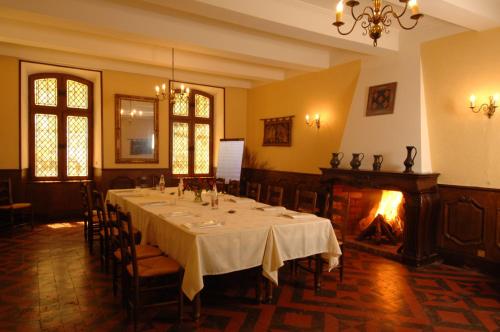 Nhà hàng/khu ăn uống khác tại Hôtel et Restaurant Le Manoir - Echangeur A7-A9 - 24h-24h