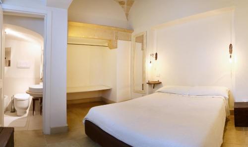 una camera bianca con letto e bagno di Apartments Bedlecce a Lecce