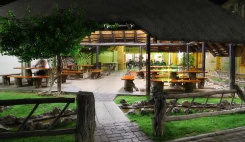 Taman di luar Kalahari Arms Hotel
