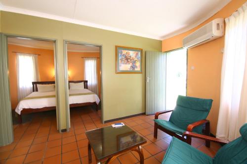 Katil atau katil-katil dalam bilik di Kalahari Arms Hotel