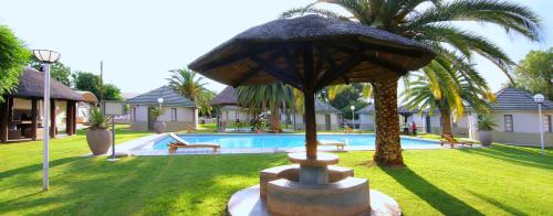 Kolam renang di atau dekat dengan Kalahari Arms Hotel