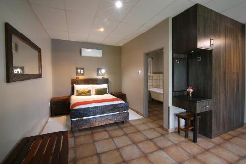 Ένα ή περισσότερα κρεβάτια σε δωμάτιο στο Kalahari Arms Hotel
