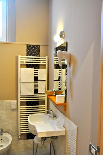 a bathroom with a sink and a mirror at Letto & Riletto in Montecassiano