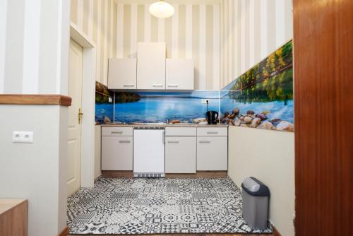 Кухня или мини-кухня в Design Apartments 2
