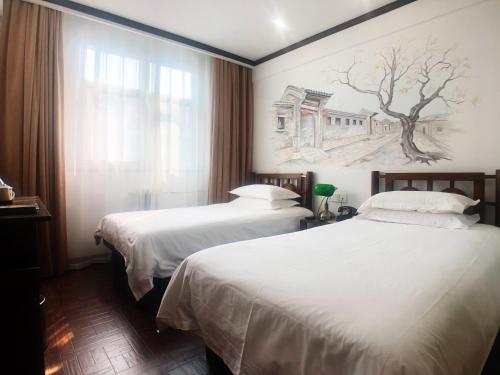 Säng eller sängar i ett rum på Nostalgia Hotel Beijing- Yonghe Lama Temple