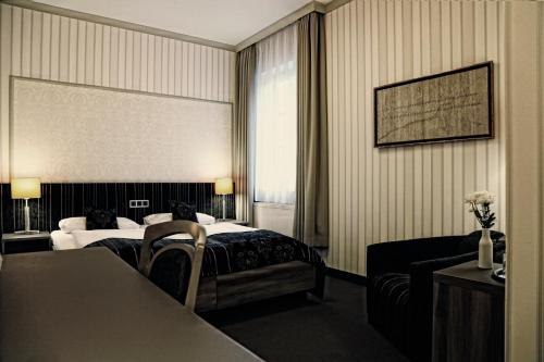 Una cama o camas en una habitación de Konsumhotel Dorotheenhof Weimar