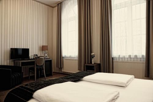 Una cama o camas en una habitación de Konsumhotel Dorotheenhof Weimar