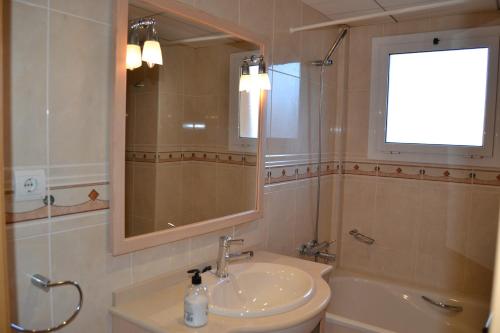A bathroom at Luminoso y amplio apartamento en Salou con piscina