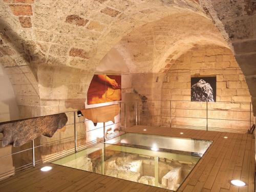 un bagno con vasca in un edificio in pietra di Corte Dei Francesi a Maglie