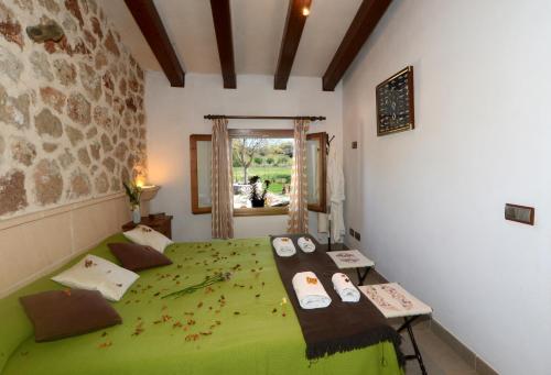 una camera con letto verde e finestra di Finca Binatref 4 plazas a Sineu