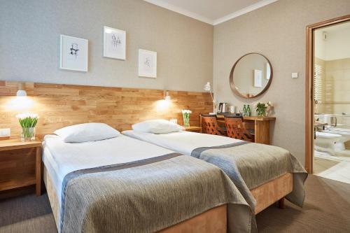 Postel nebo postele na pokoji v ubytování Hotel Batory