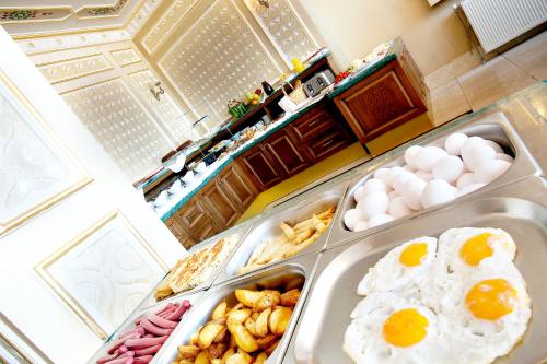 una mesa con bandejas de huevos y otros alimentos en Hotel Sumengen, en Estambul