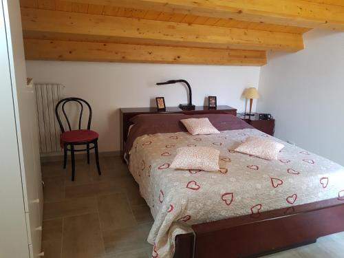 una camera con letto, tavolo e sedia di La Mansarda Iblea a Palazzolo Acreide