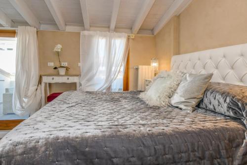 Postel nebo postele na pokoji v ubytování Luxury Suite Sirmione