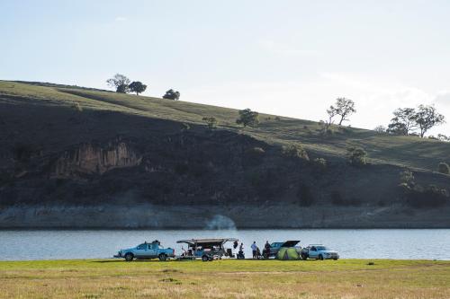 um grupo de carros estacionados ao lado de uma massa de água em Good Hope Resort em Good Hope