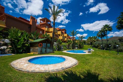 um quintal com piscina e um resort em Apartamento la Reserva de Marbella em Marbella