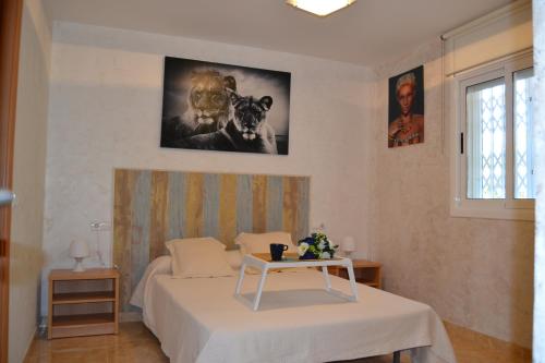 um quarto com uma cama com uma mesa em Salou apartamento cerca de playa y zona turística em Salou