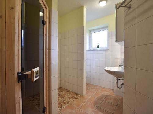 uma casa de banho com um lavatório, um WC e uma janela. em Chic Holiday Home in Zierow with Garden em Zierow