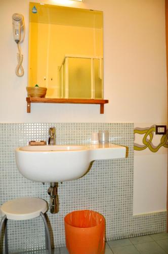 a bathroom with a sink and a mirror at Letto & Riletto in Montecassiano