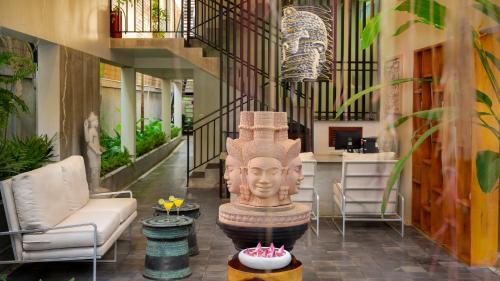 eine Lobby mit einer Statue in der Mitte eines Raumes in der Unterkunft SK Residence in Siem Reap