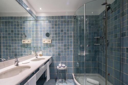 Een badkamer bij UNAHOTELS Capotaormina