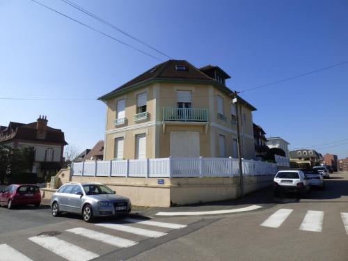 En plein coeur de l'éventail de Cabourg - Résidence "CARLOTTA" Jolie villa divisée en appartement à deux pas de la m