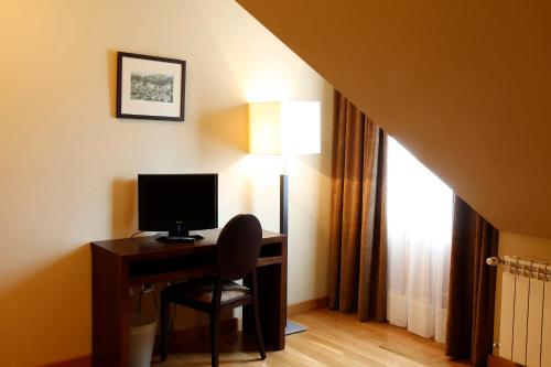 a room with a desk with a computer on it at Hotel Baltico in Luarca